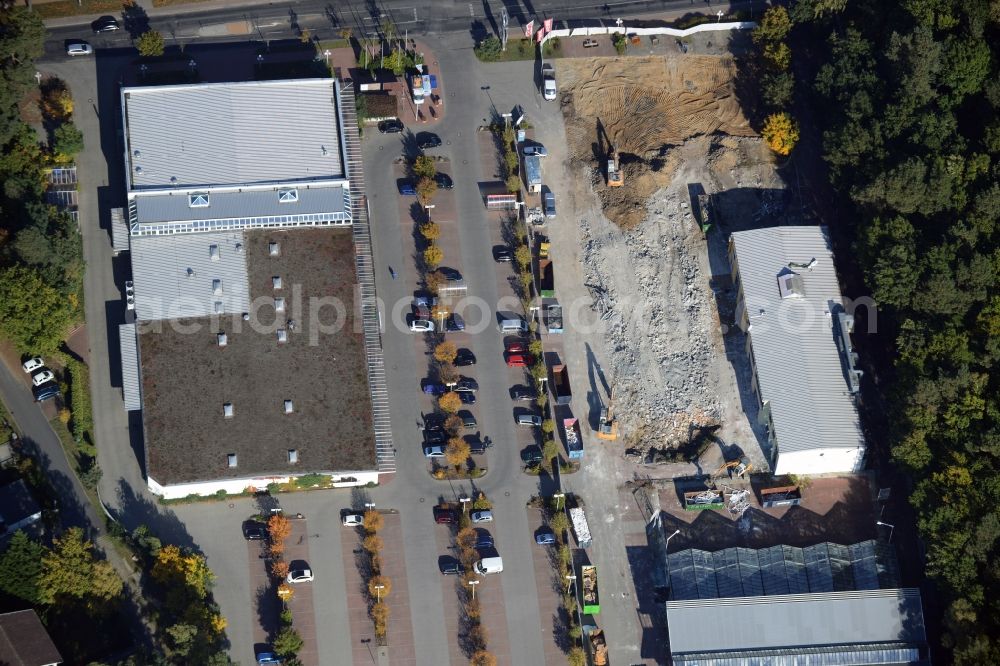 Hohen Neuendorf from above - Demolition works of the shopping center at the former OBI - Hardware at Schoenfliesser street in Hohen Neuendorf in Brandenburg. GVG Project Development Company plans to revitalize the brain area by demolition of disused construction market and the new Spacious a modern local supply and service center