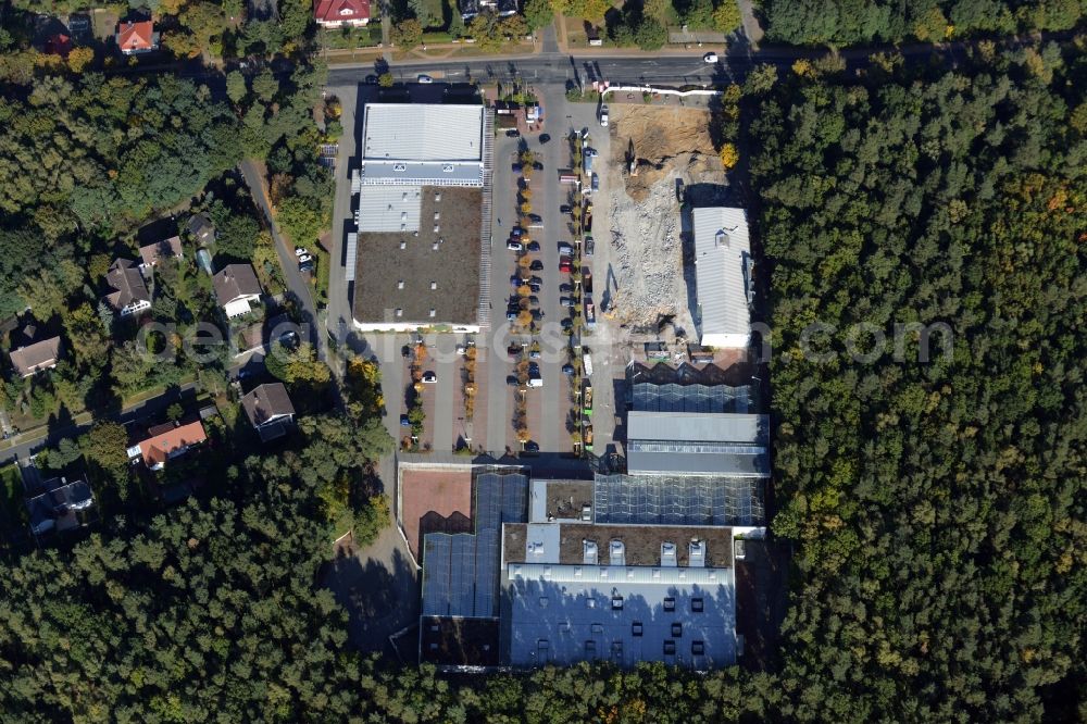 Hohen Neuendorf from the bird's eye view: Demolition works of the shopping center at the former OBI - Hardware at Schoenfliesser street in Hohen Neuendorf in Brandenburg. GVG Project Development Company plans to revitalize the brain area by demolition of disused construction market and the new Spacious a modern local supply and service center