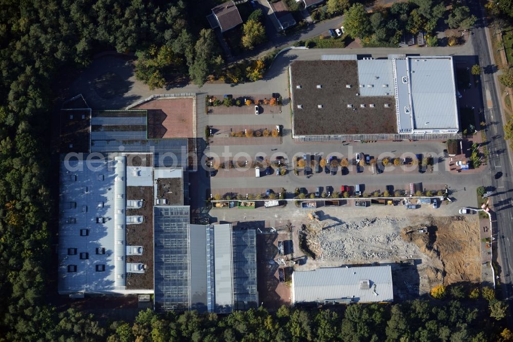 Aerial image Hohen Neuendorf - Demolition works of the shopping center at the former OBI - Hardware at Schoenfliesser street in Hohen Neuendorf in Brandenburg. GVG Project Development Company plans to revitalize the brain area by demolition of disused construction market and the new Spacious a modern local supply and service center