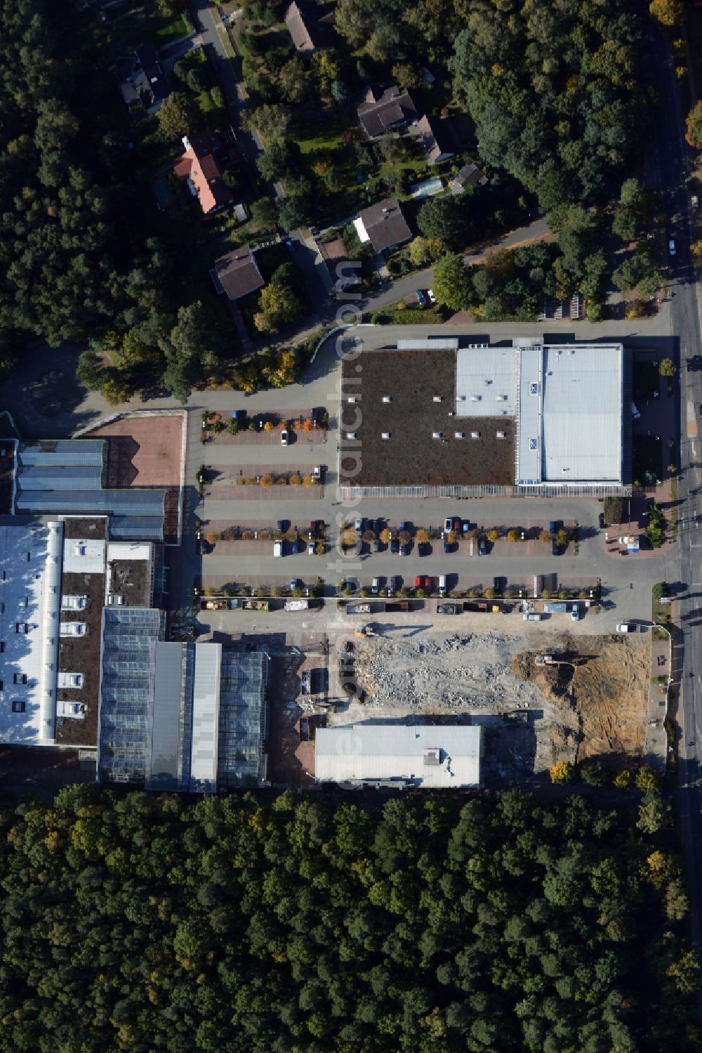 Aerial image Hohen Neuendorf - Demolition works of the shopping center at the former OBI - Hardware at Schoenfliesser street in Hohen Neuendorf in Brandenburg. GVG Project Development Company plans to revitalize the brain area by demolition of disused construction market and the new Spacious a modern local supply and service center