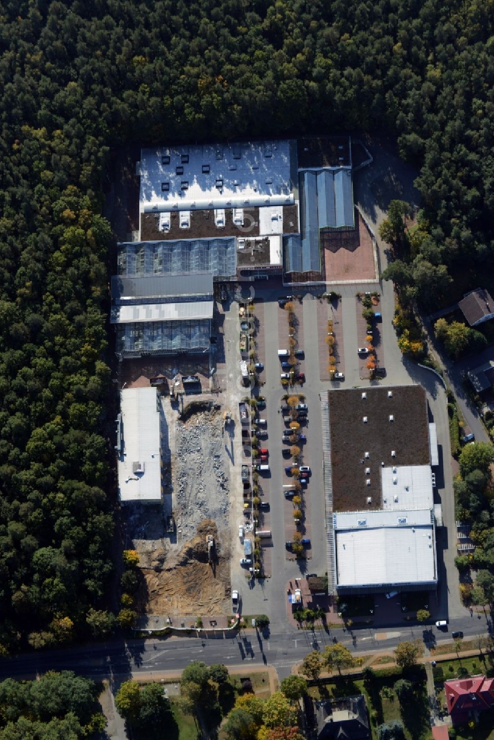 Aerial photograph Hohen Neuendorf - Demolition works of the shopping center at the former OBI - Hardware at Schoenfliesser street in Hohen Neuendorf in Brandenburg. GVG Project Development Company plans to revitalize the brain area by demolition of disused construction market and the new Spacious a modern local supply and service center