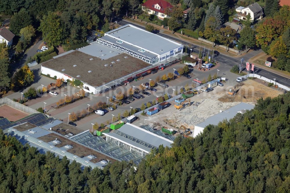 Hohen Neuendorf from above - Demolition works of the shopping center at the former OBI - Hardware at Schoenfliesser street in Hohen Neuendorf in Brandenburg. GVG Project Development Company plans to revitalize the brain area by demolition of disused construction market and the new Spacious a modern local supply and service center