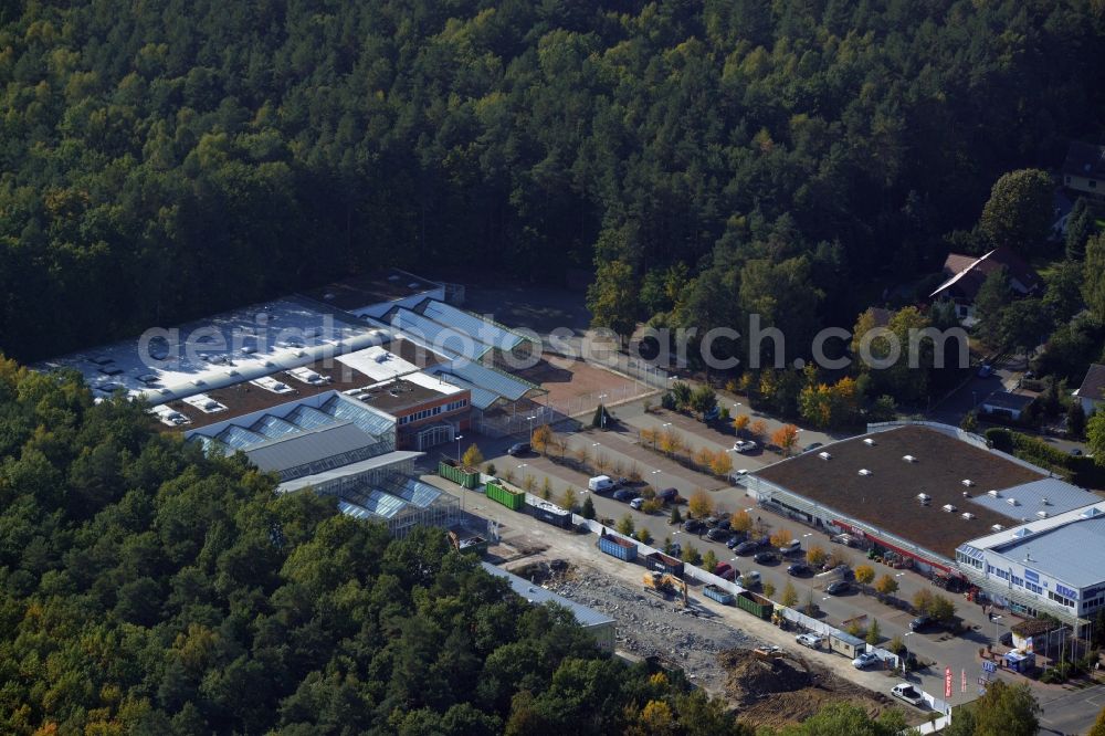 Aerial photograph Hohen Neuendorf - Demolition works of the shopping center at the former OBI - Hardware at Schoenfliesser street in Hohen Neuendorf in Brandenburg. GVG Project Development Company plans to revitalize the brain area by demolition of disused construction market and the new Spacious a modern local supply and service center