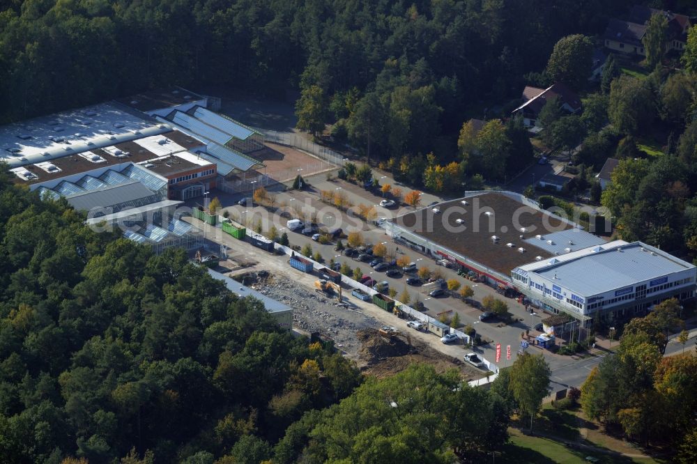 Hohen Neuendorf from above - Demolition works of the shopping center at the former OBI - Hardware at Schoenfliesser street in Hohen Neuendorf in Brandenburg. GVG Project Development Company plans to revitalize the brain area by demolition of disused construction market and the new Spacious a modern local supply and service center