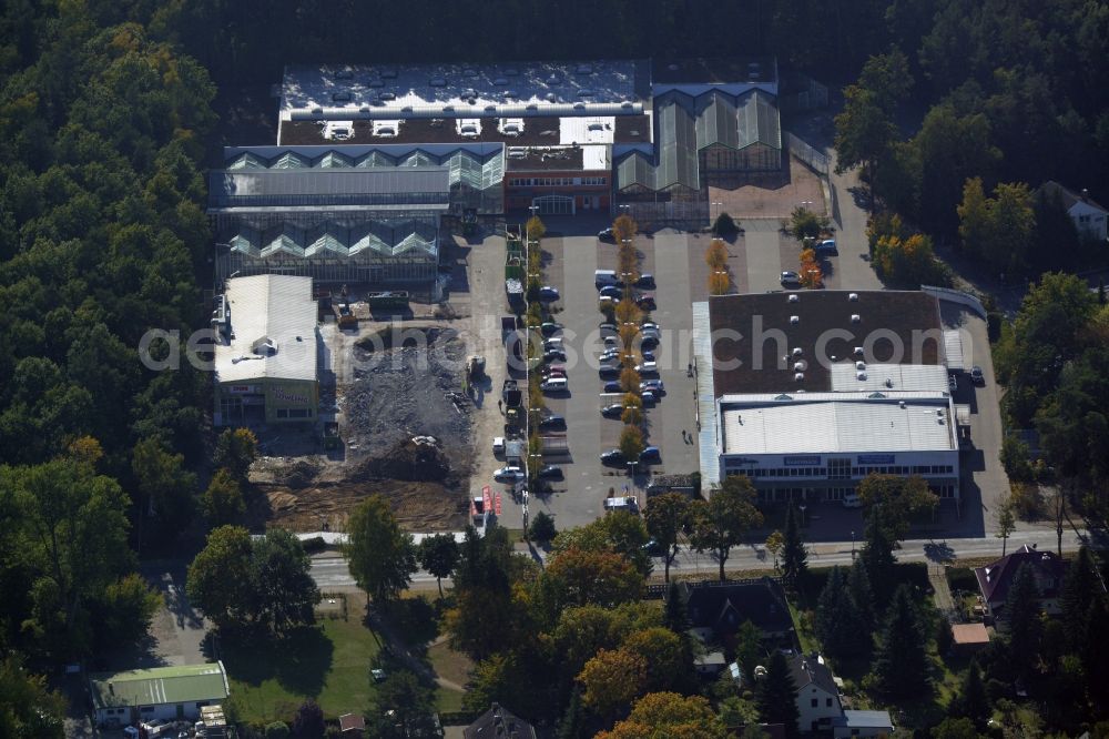 Hohen Neuendorf from above - Demolition works of the shopping center at the former OBI - Hardware at Schoenfliesser street in Hohen Neuendorf in Brandenburg. GVG Project Development Company plans to revitalize the brain area by demolition of disused construction market and the new Spacious a modern local supply and service center