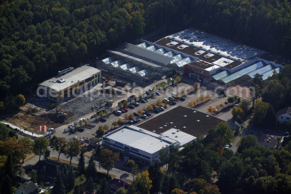 Aerial image Hohen Neuendorf - Demolition works of the shopping center at the former OBI - Hardware at Schoenfliesser street in Hohen Neuendorf in Brandenburg. GVG Project Development Company plans to revitalize the brain area by demolition of disused construction market and the new Spacious a modern local supply and service center