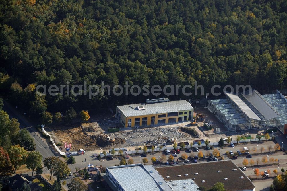 Aerial photograph Hohen Neuendorf - Demolition works of the shopping center at the former OBI - Hardware at Schoenfliesser street in Hohen Neuendorf in Brandenburg. GVG Project Development Company plans to revitalize the brain area by demolition of disused construction market and the new Spacious a modern local supply and service center