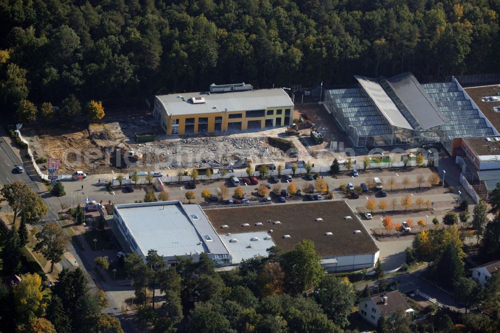 Hohen Neuendorf from above - Demolition works of the shopping center at the former OBI - Hardware at Schoenfliesser street in Hohen Neuendorf in Brandenburg. GVG Project Development Company plans to revitalize the brain area by demolition of disused construction market and the new Spacious a modern local supply and service center