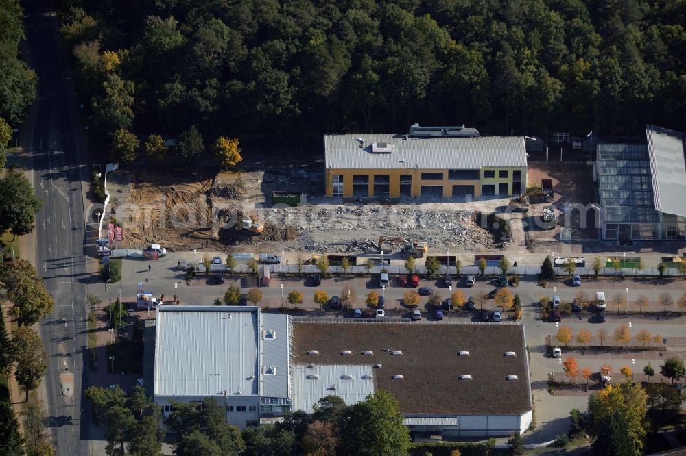 Hohen Neuendorf from the bird's eye view: Demolition works of the shopping center at the former OBI - Hardware at Schoenfliesser street in Hohen Neuendorf in Brandenburg. GVG Project Development Company plans to revitalize the brain area by demolition of disused construction market and the new Spacious a modern local supply and service center