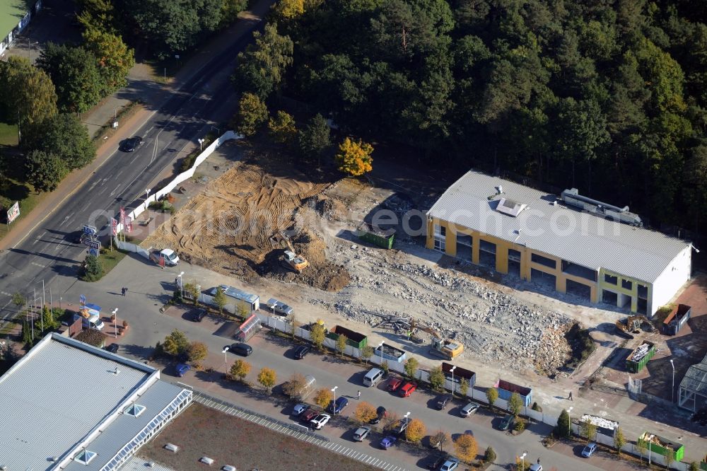 Aerial image Hohen Neuendorf - Demolition works of the shopping center at the former OBI - Hardware at Schoenfliesser street in Hohen Neuendorf in Brandenburg. GVG Project Development Company plans to revitalize the brain area by demolition of disused construction market and the new Spacious a modern local supply and service center