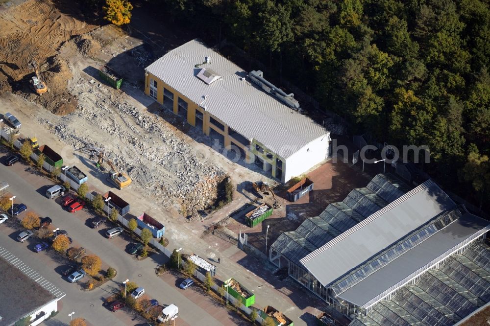 Hohen Neuendorf from the bird's eye view: Demolition works of the shopping center at the former OBI - Hardware at Schoenfliesser street in Hohen Neuendorf in Brandenburg. GVG Project Development Company plans to revitalize the brain area by demolition of disused construction market and the new Spacious a modern local supply and service center