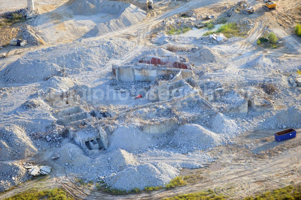 Aerial image Stendal - Arneburg - Blick auf die Abrissarbeiten an den Resten der Reaktorblöcke, der Bauruine des nie in Betrieb gegangenen Atomraftwerk, Arneburg bei Stendal in Sachsen-Anhalt. View of the ruined building of the reactor. The reactor in Stendal, Arneburg in Saxony-Anhalt, never gone into operation.