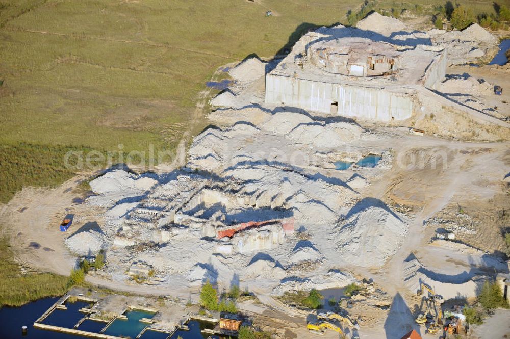 Aerial image Stendal - Arneburg - Blick auf die Abrissarbeiten an den Resten der Reaktorblöcke, der Bauruine des nie in Betrieb gegangenen Atomraftwerk, Arneburg bei Stendal in Sachsen-Anhalt. View of the ruined building of the reactor. The reactor in Stendal, Arneburg in Saxony-Anhalt, never gone into operation.