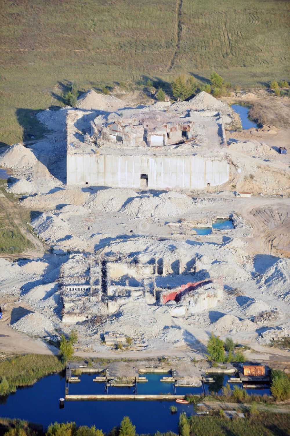 Aerial photograph Stendal - Arneburg - Blick auf die Abrissarbeiten an den Resten der Reaktorblöcke, der Bauruine des nie in Betrieb gegangenen Atomraftwerk, Arneburg bei Stendal in Sachsen-Anhalt. View of the ruined building of the reactor. The reactor in Stendal, Arneburg in Saxony-Anhalt, never gone into operation.