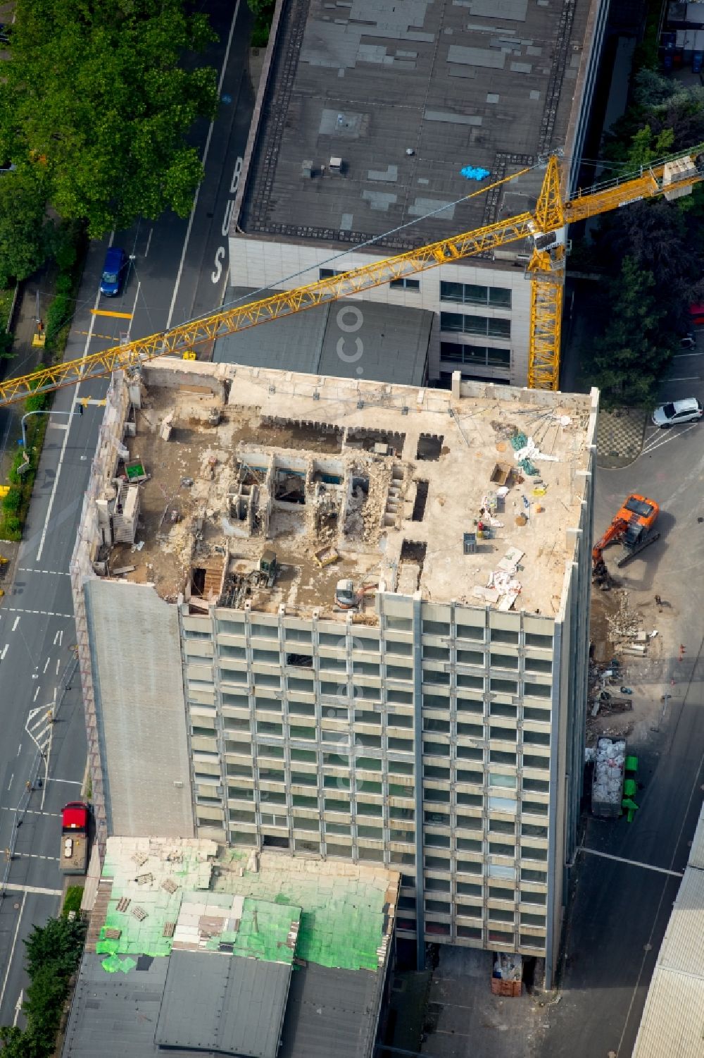 Oberhausen from the bird's eye view: Dismantling of high-rise buildings der BABCOCK Fertigungszentrum GmbH in Oberhausen in the state North Rhine-Westphalia