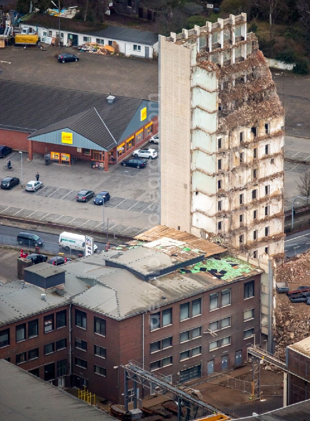 Oberhausen from above - Dismantling of high-rise buildings der BABCOCK Fertigungszentrum GmbH in Oberhausen in the state North Rhine-Westphalia