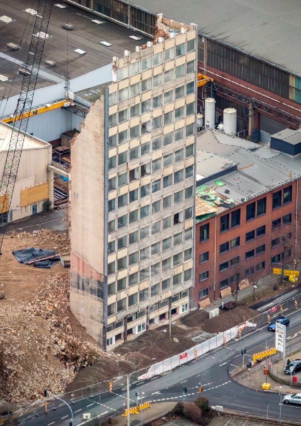 Oberhausen from the bird's eye view: Dismantling of high-rise buildings der BABCOCK Fertigungszentrum GmbH in Oberhausen in the state North Rhine-Westphalia