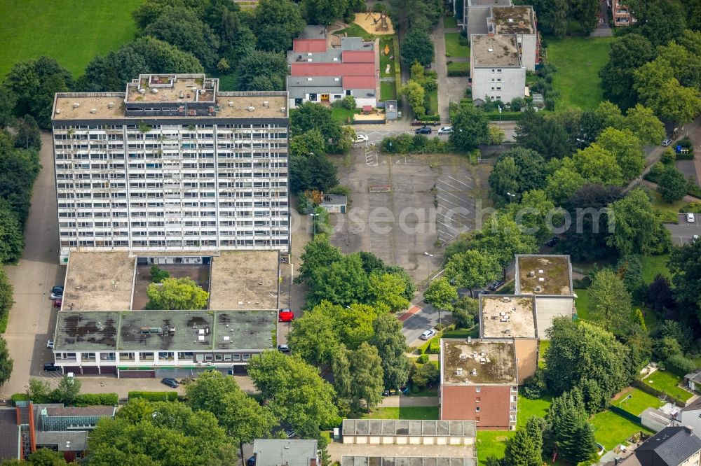 Gladbeck from the bird's eye view: Dismantling of high-rise buildings on Schwechater Strasse in Gladbeck in the state North Rhine-Westphalia, Germany