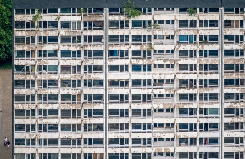 Gladbeck from the bird's eye view: Dismantling of high-rise buildings on Schwechater Strasse in Gladbeck in the state North Rhine-Westphalia, Germany