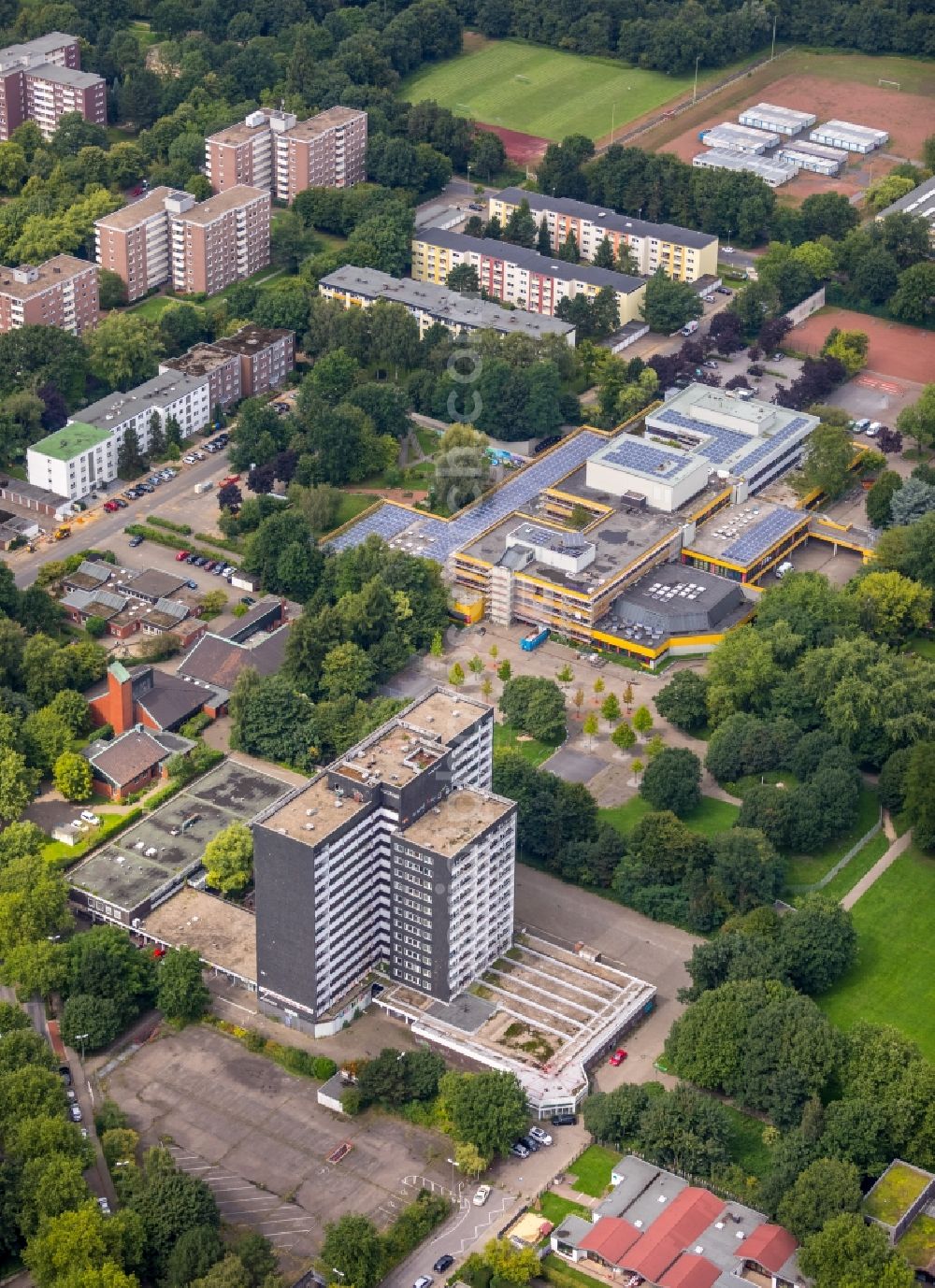 Gladbeck from the bird's eye view: Dismantling of high-rise buildings on Schwechater Strasse in Gladbeck in the state North Rhine-Westphalia, Germany