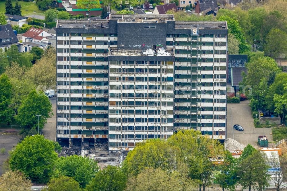 Gladbeck from the bird's eye view: Dismantling of high-rise buildings on Schwechater Strasse in Gladbeck in the state North Rhine-Westphalia, Germany