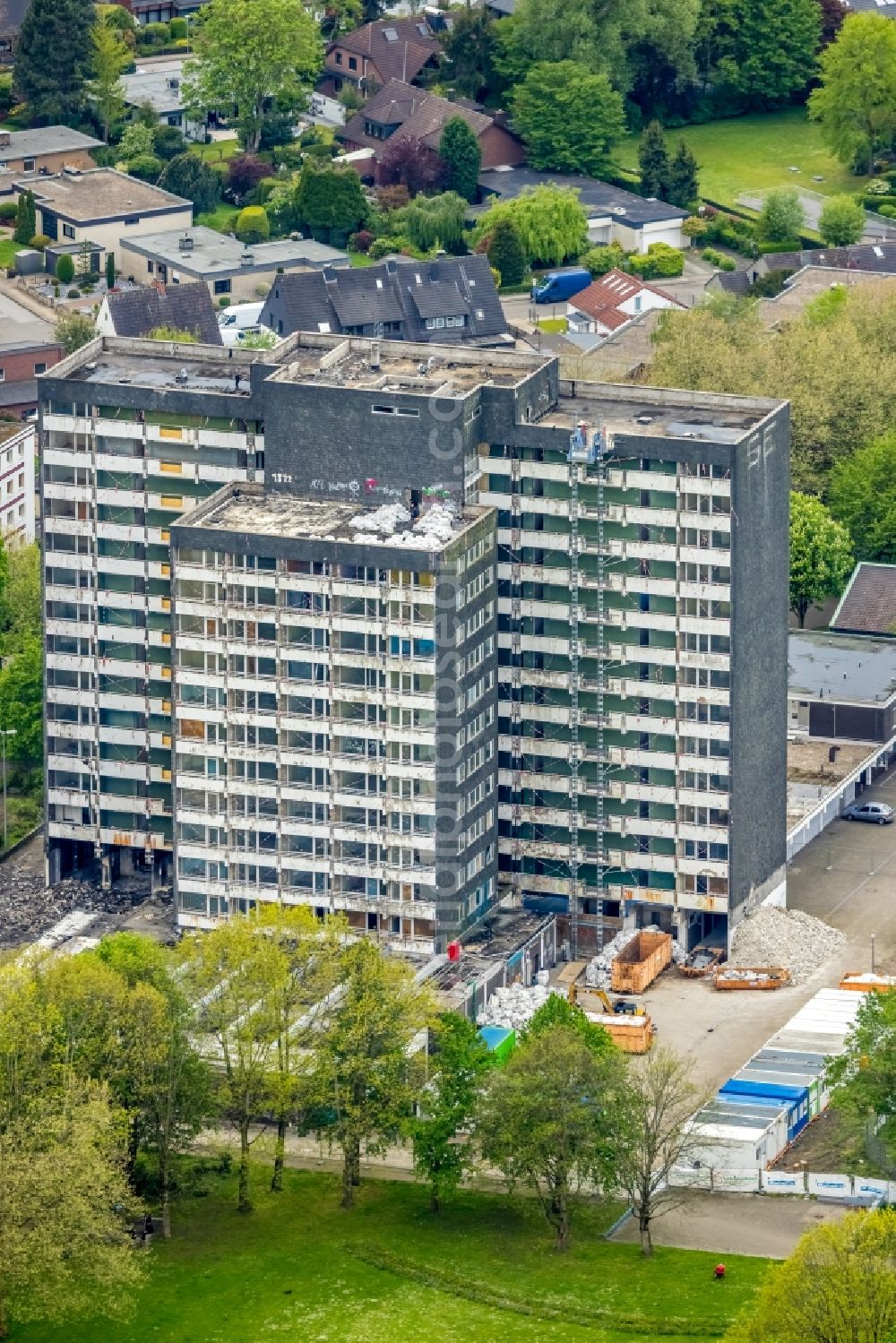 Gladbeck from the bird's eye view: Dismantling of high-rise buildings on Schwechater Strasse in Gladbeck in the state North Rhine-Westphalia, Germany