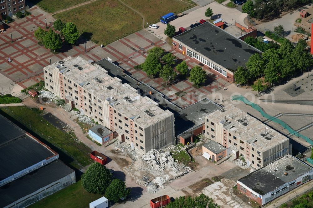 Schwerin from the bird's eye view: Dismantling of high-rise buildings on Berliner Platz in Schwerin in the state Mecklenburg - Western Pomerania, Germany