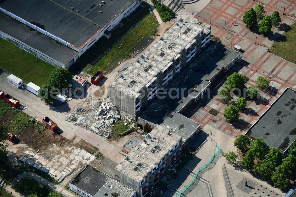 Schwerin from the bird's eye view: Dismantling of high-rise buildings on Berliner Platz in Schwerin in the state Mecklenburg - Western Pomerania, Germany