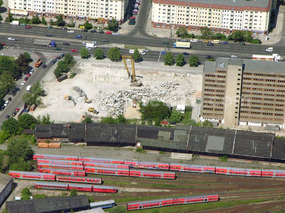 Aerial photograph Berlin - Lichtenberg - Abriss eines Bürohauses an der Frankfurter Allee am Bahnhof Lichtenberg in Berlin. Hier soll ein neuer LIDL-Markt entstehen.