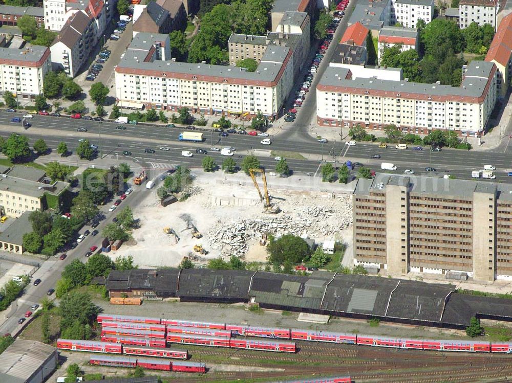 Berlin - Lichtenberg from above - Abriss eines Bürohauses an der Frankfurter Allee am Bahnhof Lichtenberg in Berlin. Hier soll ein neuer LIDL-Markt entstehen.