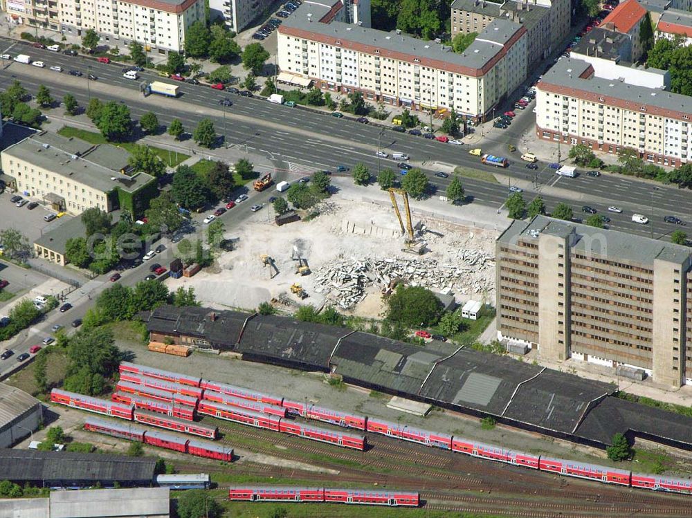 Berlin - Lichtenberg from the bird's eye view: Abriss eines Bürohauses an der Frankfurter Allee am Bahnhof Lichtenberg in Berlin. Hier soll ein neuer LIDL-Markt entstehen.