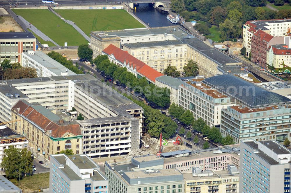 Aerial image Berlin Mitte - Blick auf den Abriss des ehemaligen Gebäudes des DDR Bauministeriums gegenüber der Senatsbibliothek und dem Haus der deutschen Wirtschaft. View at the demolition of the former building from the DDR building ministry, near the Senate Library Berlin and the House of german economics.