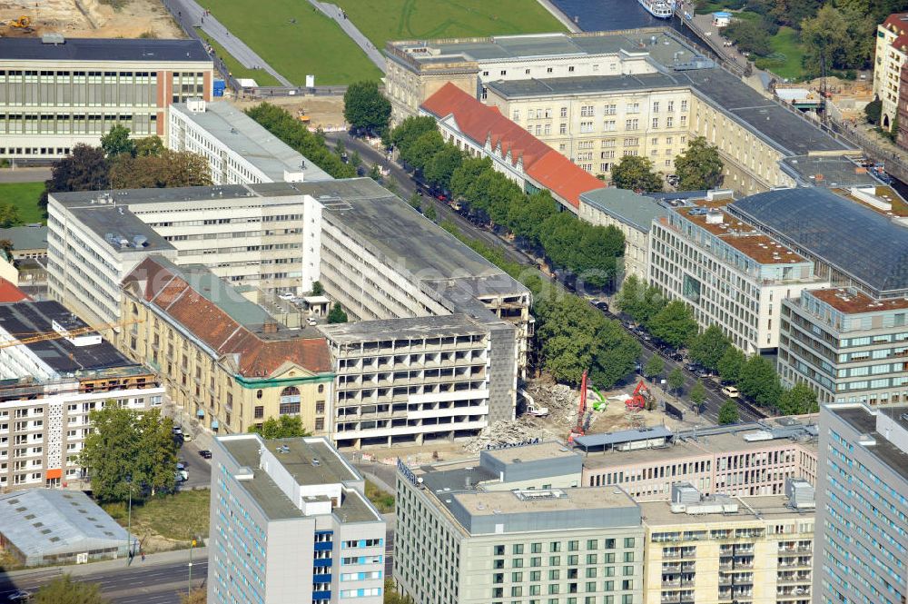 Aerial photograph Berlin Mitte - Blick auf den Abriss des ehemaligen Gebäudes des DDR Bauministeriums gegenüber der Senatsbibliothek und dem Haus der deutschen Wirtschaft. View at the demolition of the former building from the DDR building ministry, near the Senate Library Berlin and the House of german economics.