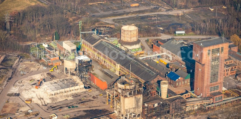 Hamm from the bird's eye view: Demolition and dismantling conveyors and mining pits at the headframe Zeche Heinrich Robert in the district Wiescherhoefen in Hamm in the state North Rhine-Westphalia, Germany