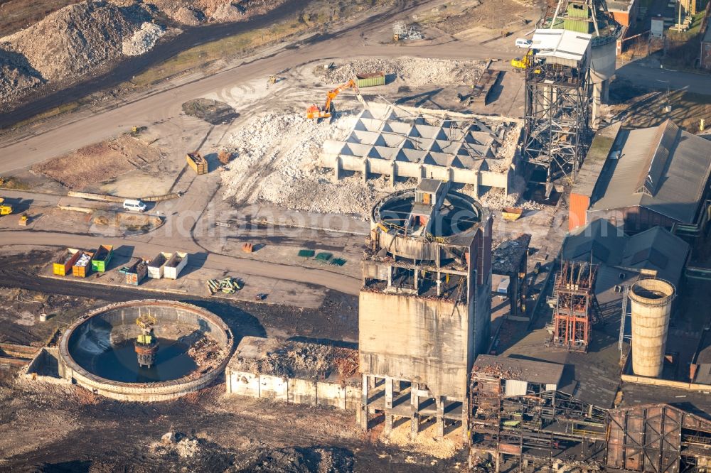 Hamm from the bird's eye view: Demolition and dismantling conveyors and mining pits at the headframe Zeche Heinrich Robert in the district Wiescherhoefen in Hamm in the state North Rhine-Westphalia, Germany