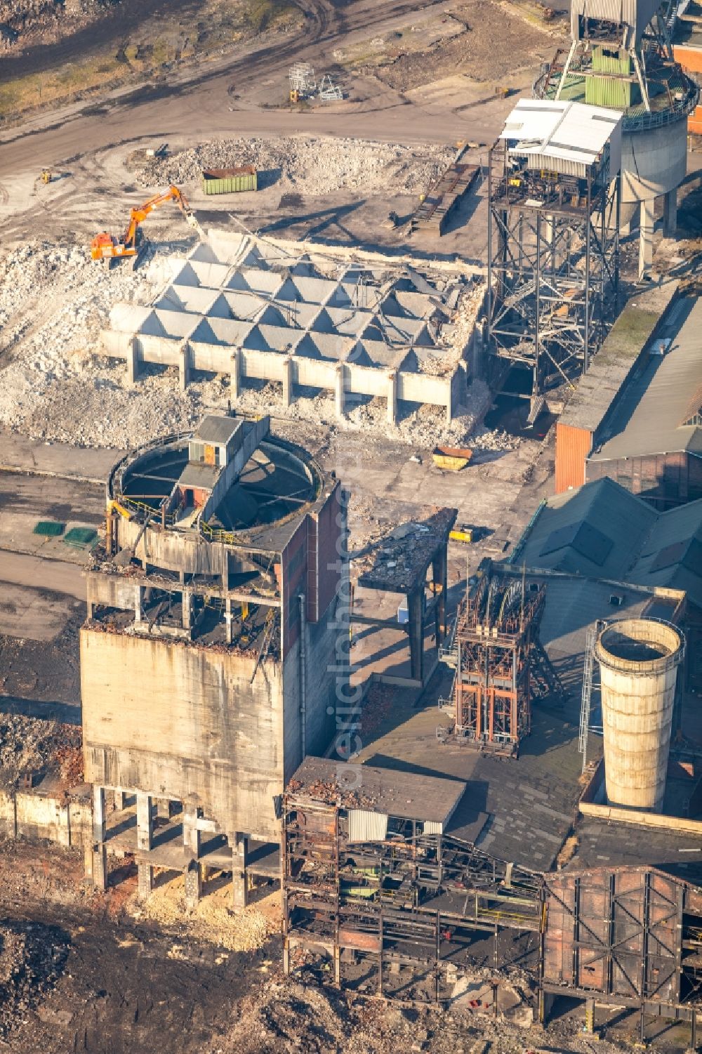 Aerial image Hamm - Demolition and dismantling conveyors and mining pits at the headframe Zeche Heinrich Robert in the district Wiescherhoefen in Hamm in the state North Rhine-Westphalia, Germany