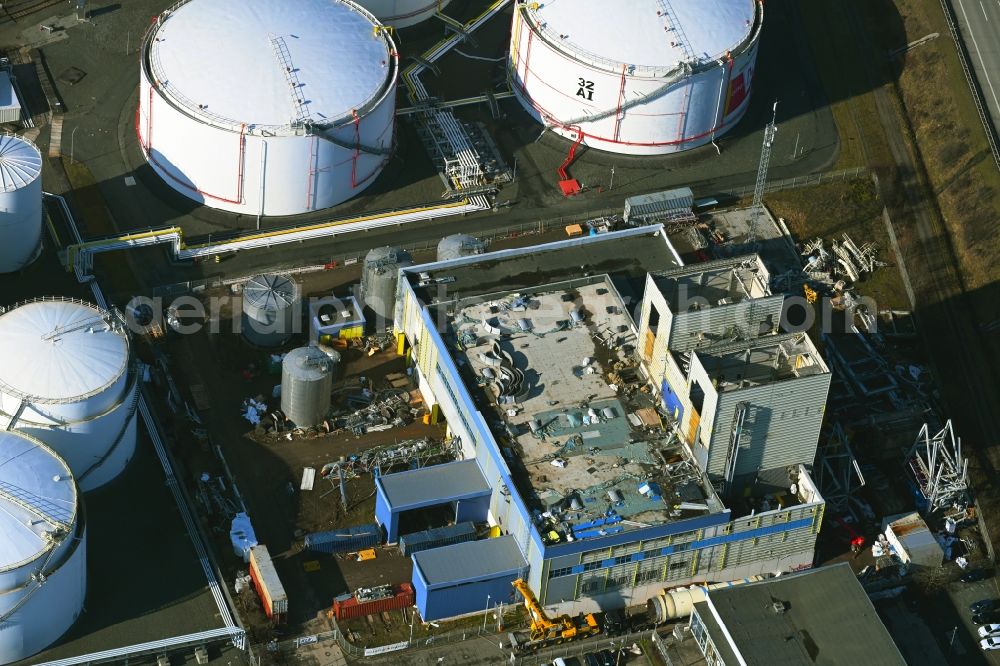 Gera from above - Demolition and dismantling of the decommissioned power plants and exhaust towers of the cogeneration plant Gera Nord in Gera in the state Thuringia, Germany