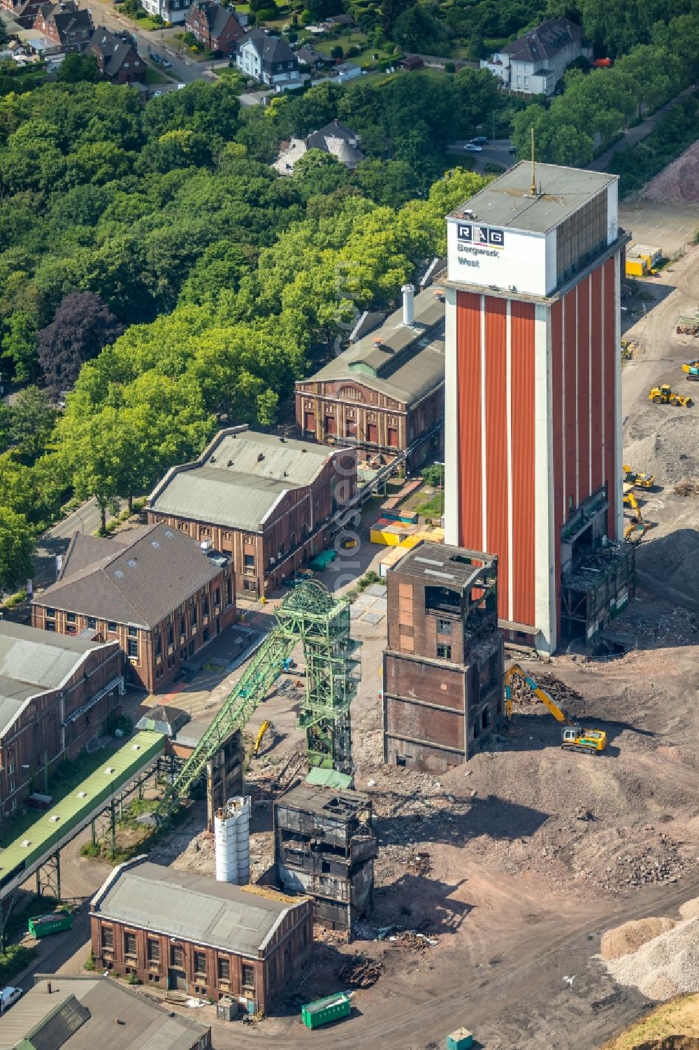 Kamp-Lintfort from the bird's eye view: Demolition and dismantling work at the Conveyors and mining pits at the headframe Zeche Friedrich Heinrich Schacht 2 in Kamp-Lintfort in the state North Rhine-Westphalia