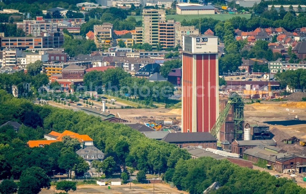 Kamp-Lintfort from the bird's eye view: Demolition and dismantling work at the Conveyors and mining pits at the headframe Zeche Friedrich Heinrich Schacht 2 in Kamp-Lintfort in the state North Rhine-Westphalia