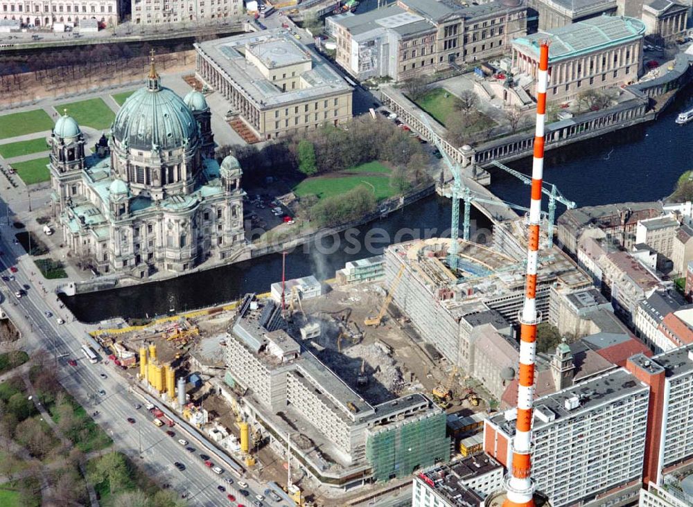 Berlin from above - Abriß des ehem. Palasthotels der SAS gegenüber des Berliner Domes in Berlin - Mitte.