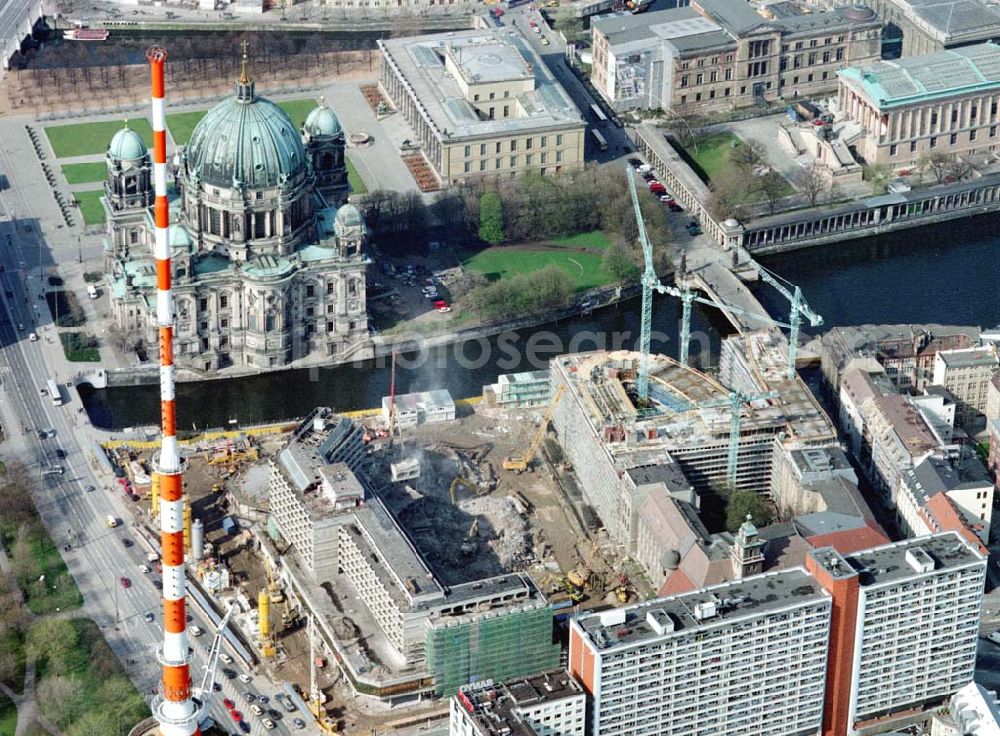 Berlin from the bird's eye view: Abriß des ehem. Palasthotels der SAS gegenüber des Berliner Domes in Berlin - Mitte.