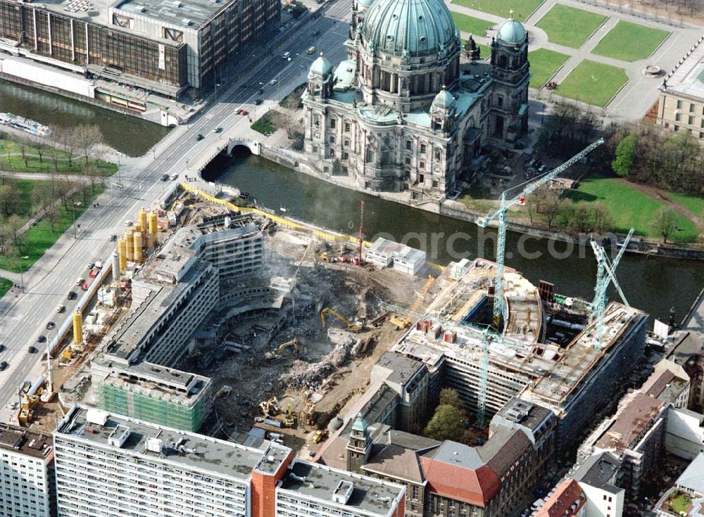 Aerial image Berlin - Abriß des ehem. Palasthotels der SAS gegenüber des Berliner Domes in Berlin - Mitte.