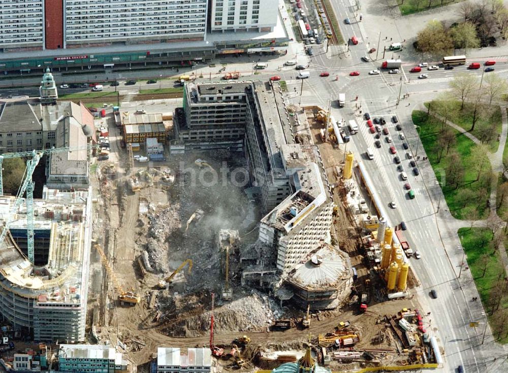 Berlin from above - Abriß des ehem. Palasthotels der SAS gegenüber des Berliner Domes in Berlin - Mitte.