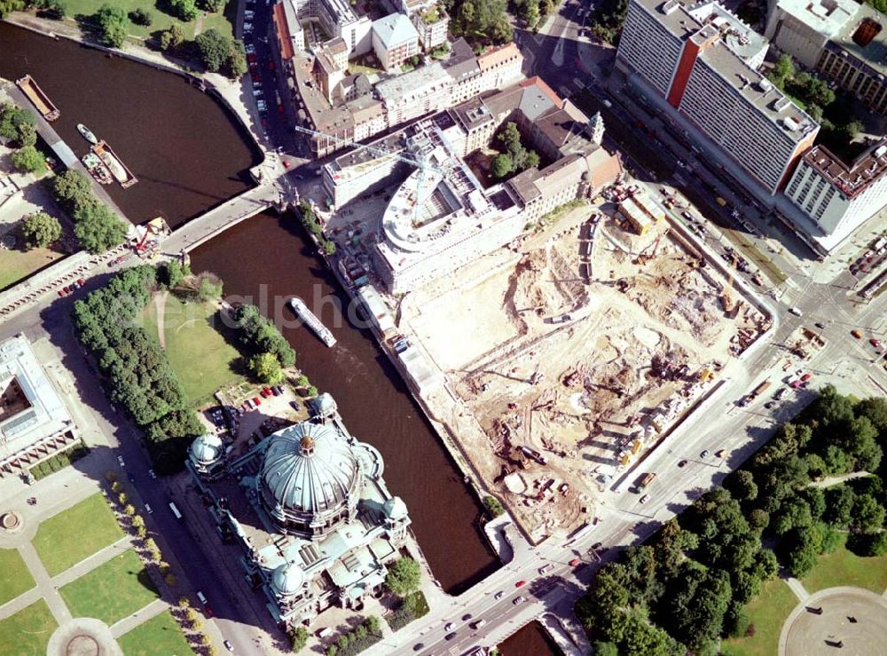 Berlin - Lichtenberg from above - Abriß des ehem. Palasthotels der SAS gegenüber des Berliner Domes in Berlin - Mitte.