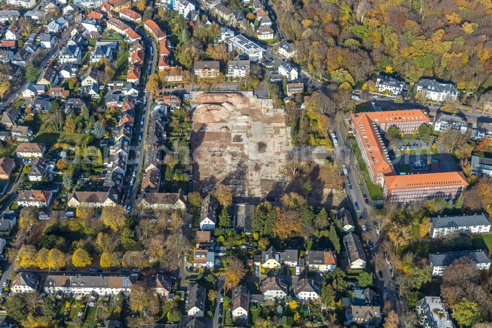 Aerial photograph Bochum - Demolition and disposal work on the remains of the ruins on the former premises of Jahnel-Kestermann overlooking the administration building of Berufsgenossenschaft Rohstoffe & chemische Industrie Bezirksdirektion in the district Wiemelhausen in Bochum in the state North Rhine-Westphalia, Germany