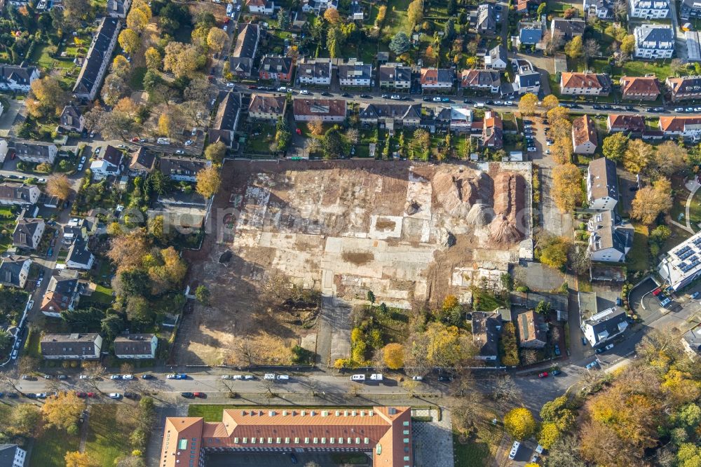 Bochum from the bird's eye view: Demolition and disposal work on the remains of the ruins on the former premises of Jahnel-Kestermann overlooking the administration building of Berufsgenossenschaft Rohstoffe & chemische Industrie Bezirksdirektion in the district Wiemelhausen in Bochum in the state North Rhine-Westphalia, Germany