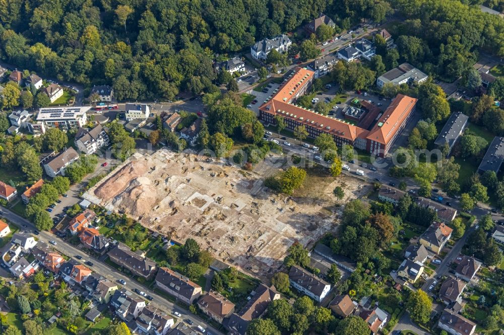 Bochum from the bird's eye view: Demolition and disposal work on the remains of the ruins on the former premises of Jahnel-Kestermann overlooking the administration building of Berufsgenossenschaft Rohstoffe & chemische Industrie Bezirksdirektion in the district Wiemelhausen in Bochum in the state North Rhine-Westphalia, Germany