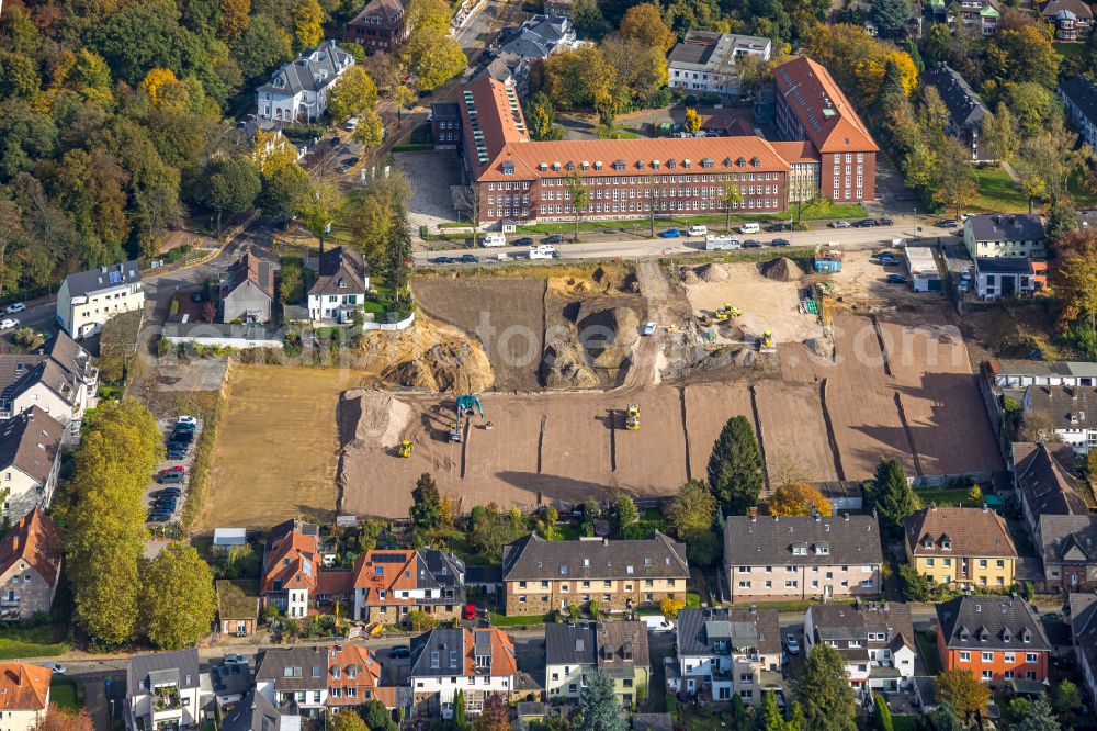 Bochum from above - Demolition and disposal work on the remains of the ruins on the former premises of Jahnel-Kestermann overlooking the administration building of Berufsgenossenschaft Rohstoffe & chemische Industrie Bezirksdirektion in the district Wiemelhausen in Bochum in the state North Rhine-Westphalia, Germany