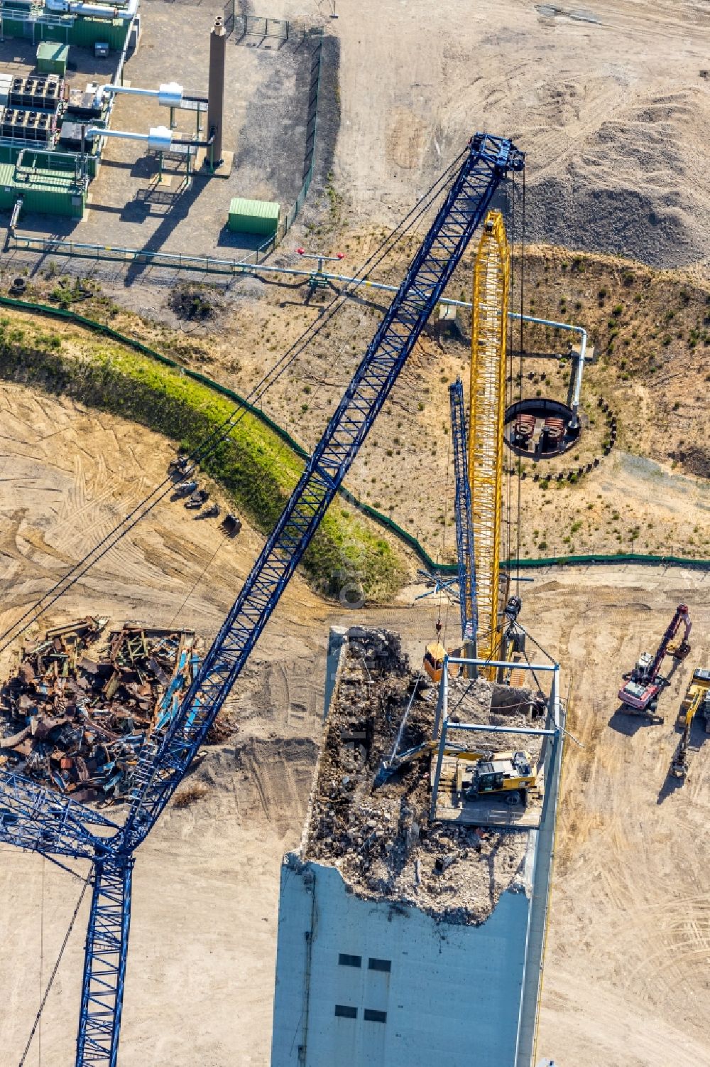 Kamp-Lintfort from above - Demolition and disposal work on the remains of the ruins of ehemaligen Schachtanlage of Schachtturm Rossenray of Heidelberger Beton GmbH in Kamp-Lintfort in the state North Rhine-Westphalia, Germany