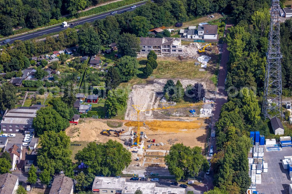 Mülheim an der Ruhr from the bird's eye view: Demolition and disposal work on the remains of the ruins on Gustavstrasse with a construction site in Muelheim on the Ruhr at Ruhrgebiet in the state North Rhine-Westphalia, Germany